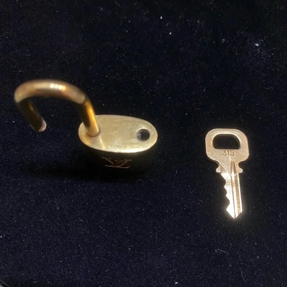 Louis Vuitton Speedy Duffle Epi Speedy 30 with 315 Louis Vuitton Lock & Key - Picture 16 of 16